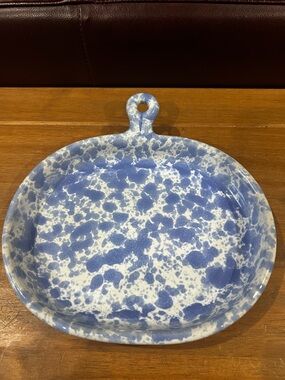 Bennington Potters Brie handled serving plate. “Morning Glory Blue” pattern.
